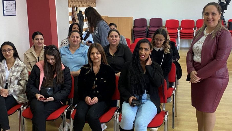 Podeljeno 20 sertifikata Romkinjama koje su uspešno završile obuku za rad u raznim oblastima.